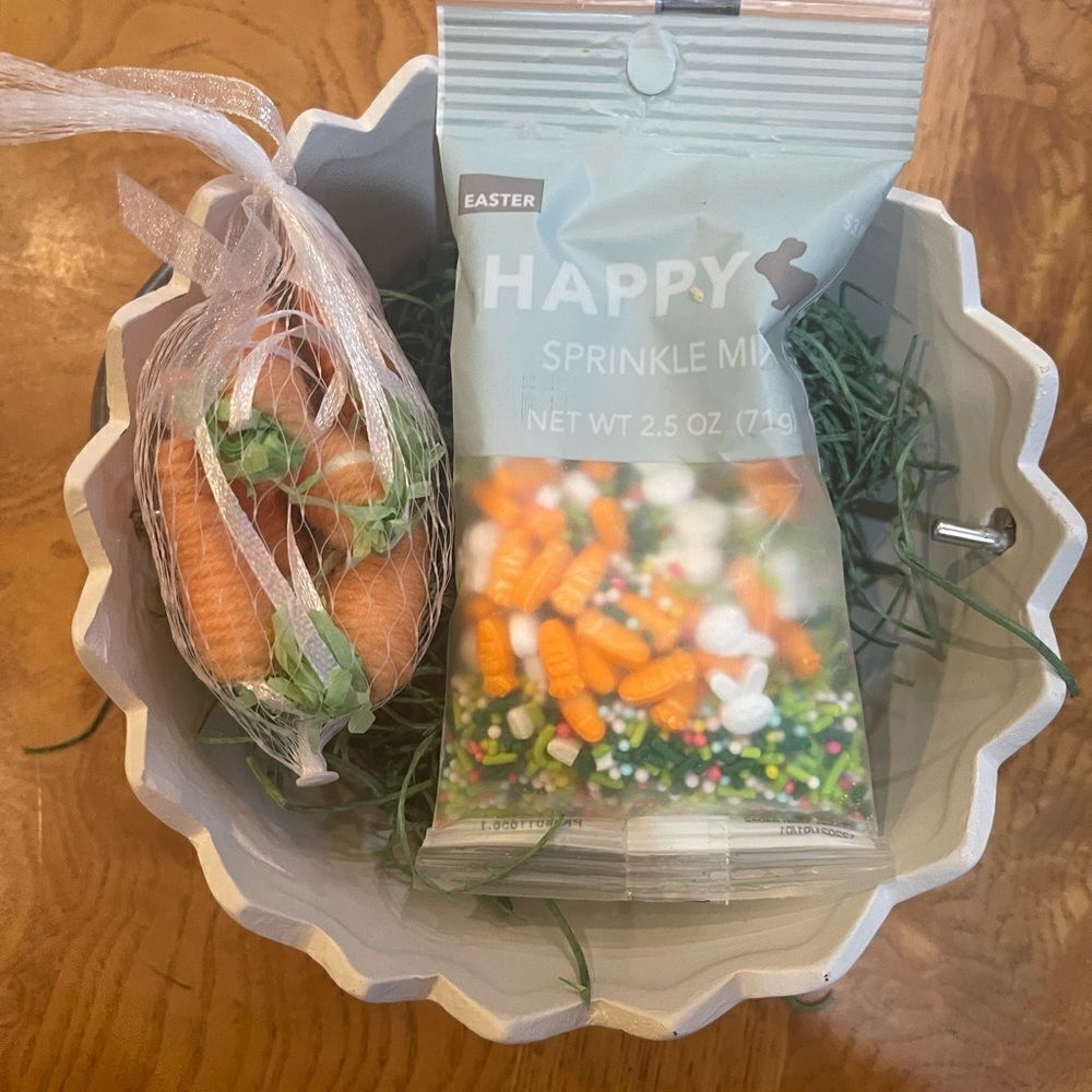 EASTER EGG Porcelain Basket with Carrot Garland & Confetti!